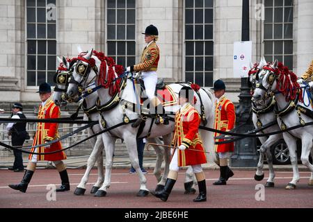 Londra, UK, 5th giu 2022, Platinum Jubilee Pageant lungo il Mall. Il Gold state Coach viaggia lungo il Mall con le riprese di archivio nelle sue finestre., Andrew Lalchan Photography/Alamy Live News Foto Stock