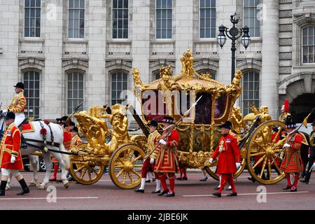 Londra, UK, 5th giu 2022, Platinum Jubilee Pageant lungo il Mall. Il Gold state Coach viaggia lungo il Mall con le riprese di archivio nelle sue finestre., Andrew Lalchan Photography/Alamy Live News Foto Stock
