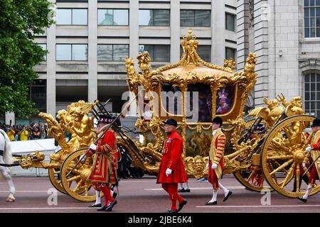 Londra, UK, 5th giu 2022, Platinum Jubilee Pageant lungo il Mall. Il Gold state Coach viaggia lungo il Mall con le riprese di archivio nelle sue finestre., Andrew Lalchan Photography/Alamy Live News Foto Stock
