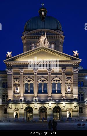 Vista notturna dell'edificio del Parlamento svizzero. Berna, Svizzera - Giugno 2022 Foto Stock