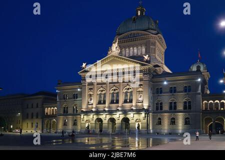 Vista notturna dell'edificio del Parlamento svizzero. Berna, Svizzera - Giugno 2022 Foto Stock