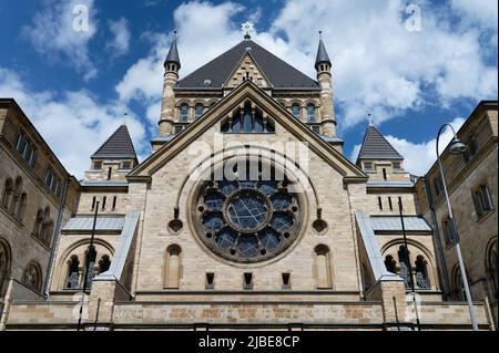 la sinagoga di colonia in stile neoromanico di fronte al cielo blu con le nuvole Foto Stock