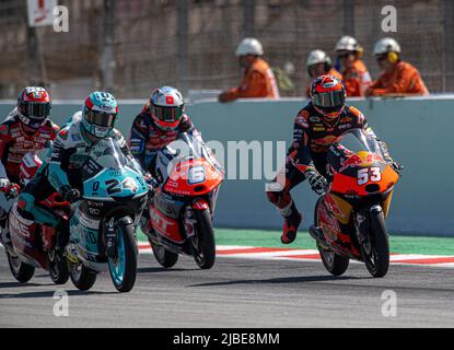 BARCELLONA, SPAGNA - GIUGNO 05 GP ENERGY DELLA CATALUNYA RACE DAY giapponese Tatsuki Suzuki (24) del team Leopard Racing, Il pilota giapponese Ryusei Yamanaka (6) del team MT Helmets – MSI e il pilota turco Deniz Öncü (53) del team Tech 3 durante la gara Moto3 del Gran Premio di Catalogna al Circuit de Barcelona-Catalunya il 05 giugno 2022 a Barcellona, Spagna. Foto Stock