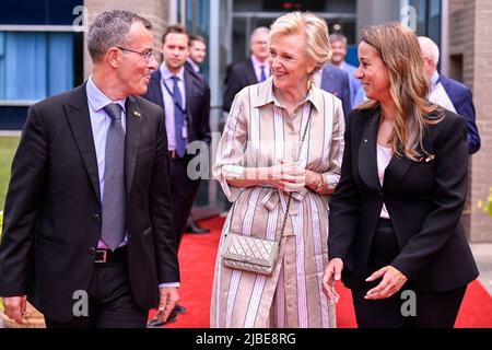 Atlanta. US, 05 giugno 2022, il presidente Solvay Materials Segment Carmelo lo Faro, la principessa Astrid del Belgio e l'amministratore delegato Solvay Ilham Kadri hanno illustrato nel corso di una visita al nuovo laboratorio di sviluppo delle applicazioni di Solvay ad Alpharetta, USA, nel corso di una Missione economica belga negli Stati Uniti d'America, Domenica 05 Giugno 2022 ad Atlanta. Dal 4th al 12th giugno una delegazione con la Principessa e vari Ministri visiterà Atlanta, New York e Boston. BELGA PHOTO LAURIE DIEFFEMBACQ Foto Stock