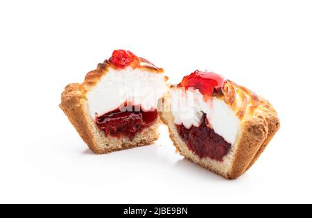 Torta deliziosa fatta in casa piena di marmellata isolata su bianco Foto Stock