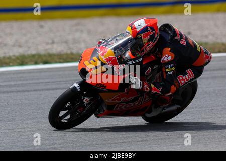 Barcellona, Spagna. 4th giugno 2022. Adrian Fernandez dalla Spagna della Red Bull KTM Tech3 con KTM durante le prove libere Moto3 del Gran Premi Monster Energy de Catalunya al circuito di Barcellona-Catalunya a Barcellona. (Credit Image: © David Ramirez/DAX via ZUMA Press Wire) Foto Stock