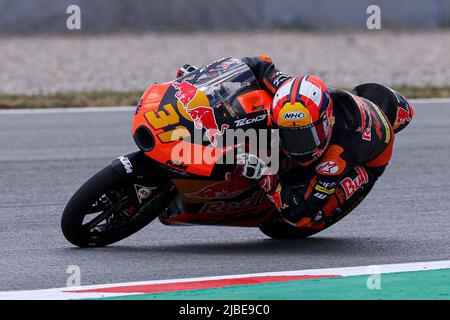 Barcellona, Spagna. 4th giugno 2022. Adrian Fernandez dalla Spagna della Red Bull KTM Tech3 con KTM durante le prove libere Moto3 del Gran Premi Monster Energy de Catalunya al circuito di Barcellona-Catalunya a Barcellona. (Credit Image: © David Ramirez/DAX via ZUMA Press Wire) Foto Stock