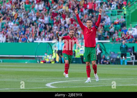 Lisbona, Portogallo. 05th giugno 2022. Giugno 05, 2022. Lisbona, Portogallo. PortugalÕs e il centrocampista del Manchester United Bruno Fernandes (11) e PortugalÕs e Manchester United Cristiano Ronaldo (7) festeggiavano dopo che un compagno di squadra ha segnato un gol durante il Torneo finale della Lega delle Nazioni UEFA tra Portogallo e Svizzera Credit: Alexandre de Sousa/Alamy Live News Foto Stock