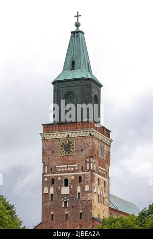 Orologio e torre campanaria sul lato anteriore in mattoni della cattedrale luterana di Turku sulle rive del fiume Aura in Turku Finlandia. Foto Stock