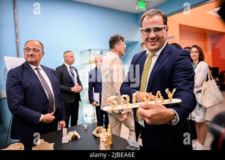 Atlanta. US, 05 giugno 2022, il vicepresidente vallone Willy Borsus e il ministro federale David Clarinval hanno illustrato la visita al nuovo laboratorio di sviluppo delle applicazioni di Solvay ad Alpharetta, USA, durante una Missione economica belga negli Stati Uniti d'America, domenica 05 giugno 2022 ad Atlanta. Dal 4th al 12th giugno una delegazione con la Principessa e vari Ministri visiterà Atlanta, New York e Boston. BELGA PHOTO LAURIE DIEFFEMBACQ Foto Stock