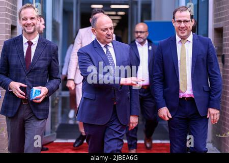 Atlanta. US, 05 giugno 2022, il console generale belga ad Atlanta Michel Gerebtzoff, il vicepresidente vallone Willy Borsus e il ministro federale David Clarinval hanno illustrato una visita al nuovo laboratorio per lo sviluppo delle applicazioni di Solvay ad Alpharetta, USA, nel corso di una missione economica belga negli Stati Uniti d'America, Domenica 05 Giugno 2022 ad Atlanta. Dal 4th al 12th giugno una delegazione con la Principessa e vari Ministri visiterà Atlanta, New York e Boston. BELGA PHOTO LAURIE DIEFFEMBACQ Foto Stock