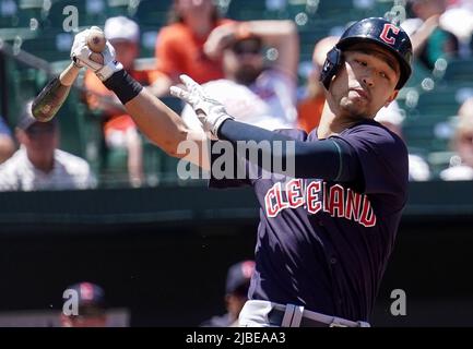 Baltimora, Stati Uniti. 05th giugno 2022. BALTIMORA, MD - 05 GIUGNO: Steven Kwan (38) colpisce il secondo assottigliamento durante una partita MLB tra i Baltimore Orioles e i Cleveland Guardians, il 05 giugno 2022, presso l'Orioles Park a Camden Yards, a Baltimora, Maryland. (Foto di Tony Quinn/SipaUSA) Credit: Sipa USA/Alamy Live News Foto Stock
