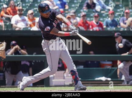 Baltimora, Stati Uniti. 05th giugno 2022. BALTIMORE, MD - 05 GIUGNO: Il 05 giugno 2022, Oscar Gonzalez (39) nel primo assottigliamento durante una partita MLB tra i Baltimore Orioles e i Cleveland Guardians, all'Orioles Park di Camden Yards, a Baltimora, Maryland. (Foto di Tony Quinn/SipaUSA) Credit: Sipa USA/Alamy Live News Foto Stock