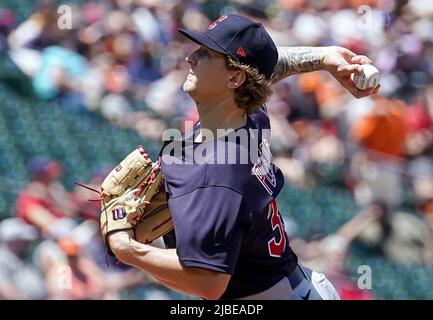 Baltimora, Stati Uniti. 05th giugno 2022. BALTIMORE, MD - 05 GIUGNO: Il lanciatore dei Cleveland Guardians Zach Plesac (34) inizia la partita durante una partita MLB tra i Baltimore Orioles e i Cleveland Guardians, il 05 giugno 2022, all'Orioles Park a Camden Yards, a Baltimora, Maryland. (Foto di Tony Quinn/SipaUSA) Credit: Sipa USA/Alamy Live News Foto Stock