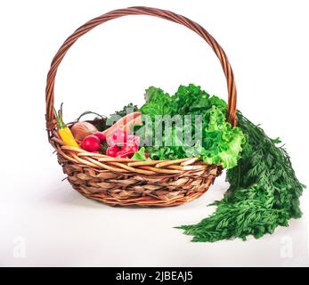 Verdure fresche biologiche nel cestino. Cibo sano di casa dalla fattoria su sfondo bianco Foto Stock