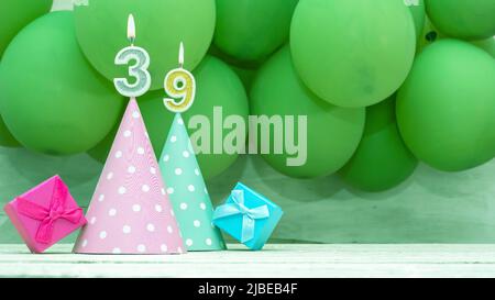 Torta di compleanno con candele numero 39 isolato su sfondo bianco Foto  stock - Alamy