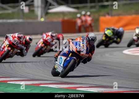 BARCELLONA, SPAGNA - GIUGNO 05 GP ENERGY OF CATALUNYA RACE DAY pilota spagnolo Arón Canet (40) di páginas AMARILLAS HP 40 durante la gara Moto2 del Gran Premio di Catalogna al circuito di Barcellona-Catalunya il 05 giugno 2022 a Barcellona, Spagna. Foto Stock