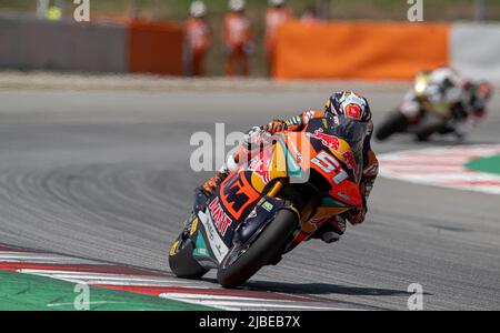 BARCELLONA, SPAGNA - GIUGNO 05 GP ENERGY OF CATALUNYA RACE DAY Moto2 pilota spagnolo Pedro Acosta (51) DEL TEAM RED BULL KTM AJO durante la gara Moto2 del Gran Premio di Catalogna al Circuit de Barcelona-Catalunya il 05 giugno 2022 a Barcellona, Spagna. Foto Stock