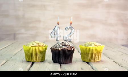 Buon compleanno muffin con candele con il numero. Spazio per la copia della scheda con torte per Complimenti. Foto Stock