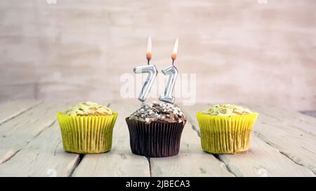 Buon compleanno muffin con candele con il numero. Spazio per la copia della scheda con torte per Complimenti. Foto Stock