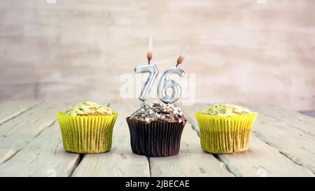 Buon compleanno muffin con candele con il numero. Spazio per la copia della scheda con torte per Complimenti. Foto Stock