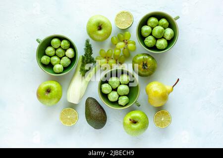 Diverse tinte verdi e gialle frutta e verdura Foto Stock