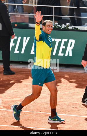 Parigi, Francia - 05/06/2022, Rafael 'Rafà Nadal di Spagna ondeggia al pubblico dopo la finale dell'Open francese contro Casper Ruud, Gran torneo di tennis Slam il 5 giugno 2022 allo stadio Roland-Garros di Parigi, Francia - Foto Victor Joly / DPPI Foto Stock