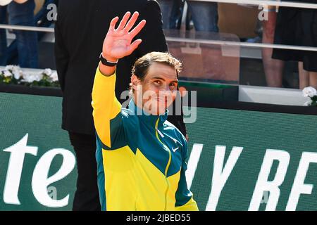 Parigi, Francia - 05/06/2022, Rafael 'Rafà Nadal di Spagna ondeggia al pubblico dopo la finale dell'Open francese contro Casper Ruud, Gran torneo di tennis Slam il 5 giugno 2022 allo stadio Roland-Garros di Parigi, Francia - Foto Victor Joly / DPPI Foto Stock