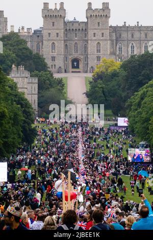 Windsor, Regno Unito. 5th giugno 2022. I residenti locali prendono parte a un grande pranzo del Giubileo del platino sulla passeggiata lunga nel Parco Grande di Windsor per marcare la regina Elisabetta Foto Stock