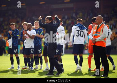 Il direttore di Tottenham Hotspur, Antonio Conte punta verso i suoi giocatori mentre il fan canta il suo nome a tempo pieno - Norwich City v Tottenham Hotspur, Premier League, Carrow Road, Norwich, UK - 22nd maggio 2022 solo per uso editoriale - si applicano le restrizioni DataCo Foto Stock