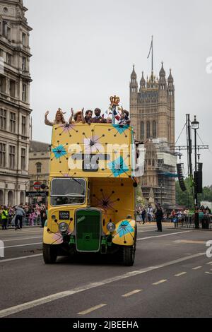 Londra, Regno Unito. 5th giugno 2022. Sir Cliff Richard e Chris Eubank sono in cima a un autobus a due piani per celebrare il 1950s come parte del Platinum Jubilee Pageant che si tiene nel centro di Londra per segnare i 70 anni di sua Maestà sul trono. La sfilata del 3km è condotta dalla vettura di stato d'oro, una carrozza di 260 anni che portò la Regina da e per la sua incoronazione nel 1953. Credit: Kiki Streitberger / Alamy Live News Foto Stock
