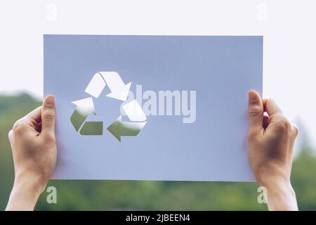 Salva mondo ecologia concetto di conservazione ambientale con mani tagliate il riciclo della carta che mostra Foto Stock