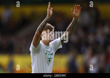 Brandon Williams della città di Norwich (su prestito da Manchester United) dice Arrivederci ai ventilatori della città di Norwich - città di Norwich v Tottenham Hotspur, Premier League, Carrow Road, Norwich, Regno Unito - 22nd maggio 2022 uso editoriale soltanto - le restrizioni di DataCo si applicano Foto Stock