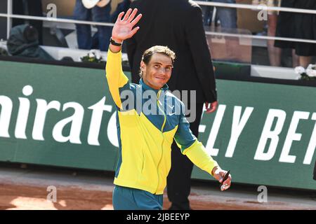 Parigi, Francia - 05/06/2022, Rafael 'Rafà Nadal di Spagna ondeggia al pubblico dopo la finale dell'Open francese contro Casper Ruud, Gran torneo di tennis Slam il 5 giugno 2022 allo stadio Roland-Garros di Parigi, Francia - Foto: Victor Joly/DPPI/LiveMedia Foto Stock