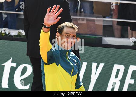 Parigi, Francia - 05/06/2022, Rafael 'Rafà Nadal di Spagna ondeggia al pubblico dopo la finale dell'Open francese contro Casper Ruud, Gran torneo di tennis Slam il 5 giugno 2022 allo stadio Roland-Garros di Parigi, Francia - Foto: Victor Joly/DPPI/LiveMedia Foto Stock