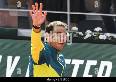 Parigi, Francia - 05/06/2022, Rafael 'Rafà Nadal di Spagna ondeggia al pubblico dopo la finale dell'Open francese contro Casper Ruud, Gran torneo di tennis Slam il 5 giugno 2022 allo stadio Roland-Garros di Parigi, Francia - Foto: Victor Joly/DPPI/LiveMedia Foto Stock