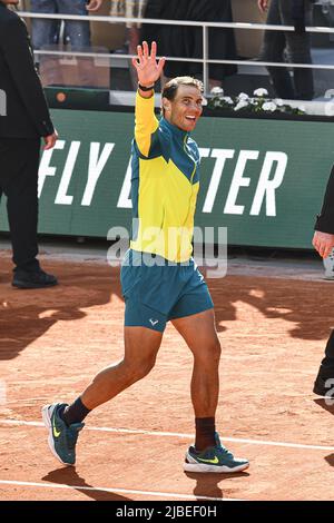 Parigi, Francia - 05/06/2022, Rafael 'Rafà Nadal di Spagna ondeggia al pubblico dopo la finale dell'Open francese contro Casper Ruud, Gran torneo di tennis Slam il 5 giugno 2022 allo stadio Roland-Garros di Parigi, Francia - Foto: Victor Joly/DPPI/LiveMedia Foto Stock