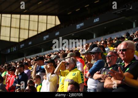 I fan di Norwich City guardano su - Norwich City v Tottenham Hotspur, Premier League, Carrow Road, Norwich, Regno Unito - 22nd maggio 2022 solo per uso editoriale - si applicano le restrizioni DataCo Foto Stock