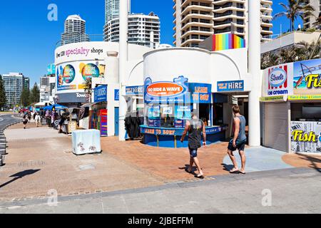 Queensland Australia / i negozi Esplanade, noleggio surf presso la spiaggia di Surfers Paradise. Foto Stock