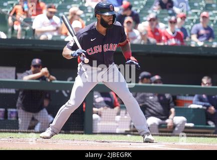 Baltimora, Stati Uniti. 05th giugno 2022. BALTIMORE, MD - 05 GIUGNO: Il corto-stop dei Cleveland Guardians Amed Rosario (1) pronto al gioco durante una partita della MLB tra i Baltimore Orioles e i Cleveland Guardians, il 05 giugno 2022, all'Orioles Park a Camden Yards, a Baltimora, Maryland. (Foto di Tony Quinn/SipaUSA) Credit: Sipa USA/Alamy Live News Foto Stock