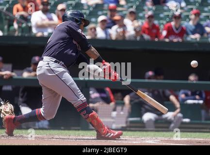 Baltimora, Stati Uniti. 05th giugno 2022. BALTIMORE, MD - 05 GIUGNO: Il terzo baseman dei Cleveland Guardians Jose Ramirez (11) si mette in contatto durante una partita della MLB tra i Baltimore Orioles e i Cleveland Guardians, il 05 giugno 2022, all'Orioles Park a Camden Yards, a Baltimora, Maryland. (Foto di Tony Quinn/SipaUSA) Credit: Sipa USA/Alamy Live News Foto Stock