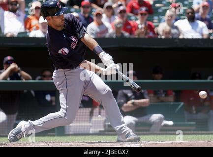 Baltimora, Stati Uniti. 05th giugno 2022. BALTIMORE, MD - 05 GIUGNO: Il catcher dei Cleveland Guardians Luke Maile (12) colpisce durante una partita della MLB tra i Baltimore Orioles e i Cleveland Guardians, il 05 giugno 2022, all'Orioles Park a Camden Yards, a Baltimora, Maryland. (Foto di Tony Quinn/SipaUSA) Credit: Sipa USA/Alamy Live News Foto Stock