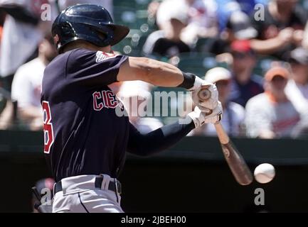 Baltimora, Stati Uniti. 05th giugno 2022. BALTIMORE, MD - 05 GIUGNO: Steven Kwan (38) colpisce durante una partita MLB tra i Baltimore Orioles e i Cleveland Guardians, il 05 giugno 2022, all'Orioles Park di Camden Yards, a Baltimora, Maryland. (Foto di Tony Quinn/SipaUSA) Credit: Sipa USA/Alamy Live News Foto Stock