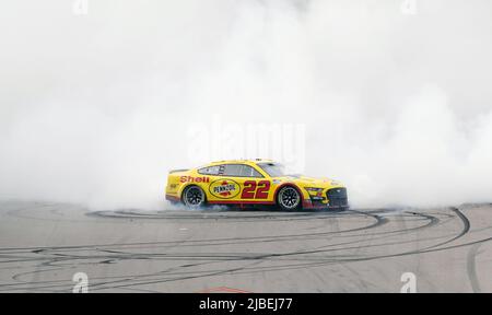 Madison, Stati Uniti. 05th giugno 2022. Il driver della NASCAR Joey Logano di Middletown, CT fa un burnout dopo aver vinto la serie della tazza NASCAR 300 dell'Illinois di godere nella Ford di Shell Penzoil, al circuito World Wide Technology di Madison, il la domenica 5 giugno 2022. Foto di Bill Greenblatt/UPI Credit: UPI/Alamy Live News Foto Stock
