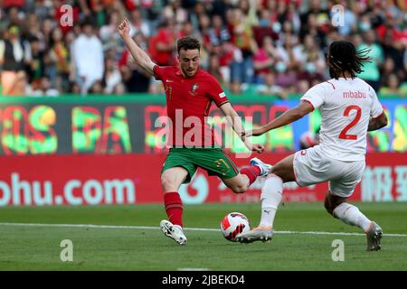 Lisbona, Portogallo. 5th giugno 2022. Il Portogallo Diogo Jota (L) spara davanti al svizzero Kevin Mbabu durante la partita di calcio della UEFA Nations League tra Portogallo e Svizzera a Lisbona, Portogallo, il 5 giugno 2022. Credit: Pedro Fiuza/Xinhua/Alamy Live News Foto Stock