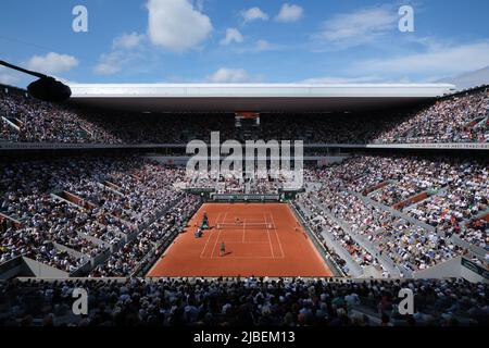 Parigi, Francia. 5th giugno 2022. Rafael Nadal di Spagna e Casper Ruud di Norvegia gareggiano durante la loro partita finale singola maschile al torneo di tennis French Open al Roland Garros di Parigi, Francia, 5 giugno 2022. Credit: Meng Dingbo/Xinhua/Alamy Live News Foto Stock