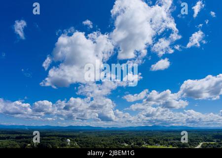 Splendida nube panoramica sul cielo panoramica sulla città americana Inman con case tetti tra la foresta Foto Stock