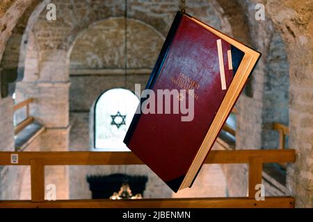 Il libro delle 12000 WW2 vittime esposto al museo ebraico situato nella vecchia sinagoga di Sephardi a Sarajevo, Bosnia-Erzegovina. Foto Stock