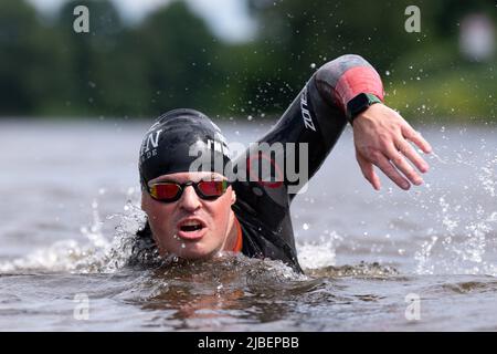 Dresda, Germania. 27th maggio 2022. Joseph Heß nuota nell'Elba durante una sessione di allenamento. Heß vuole nuotare il Reno dalla sorgente alla bocca nell'estate del 2022. Credit: Sebastian Kahnert/dpa/Alamy Live News Foto Stock