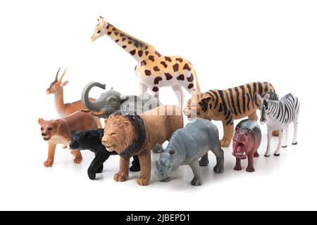 Gruppo di animali della giungla giocattoli isolati su sfondo bianco. Giocattoli di plastica per animali. Foto Stock